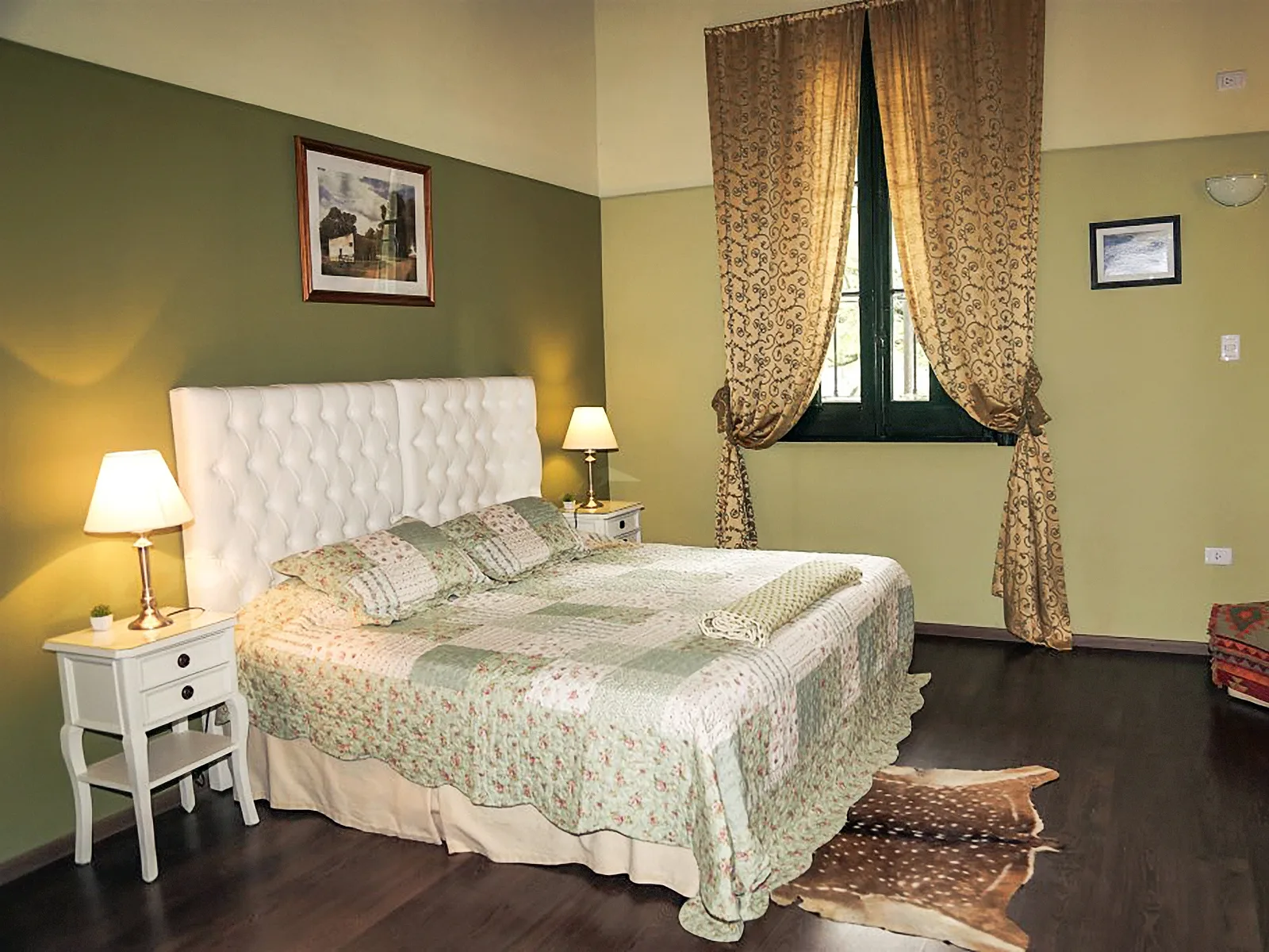 Estancia bedroom with green walls and classic decor