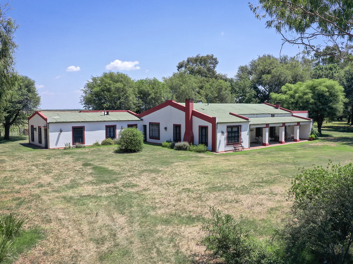 Historic Argentine estancia with green lawn — elegant hunting lodge Historic Argentine estancia with green lawn — elegant hunting lodge